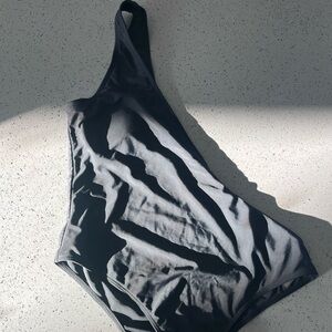 Black One-Shoulder Swimsuit